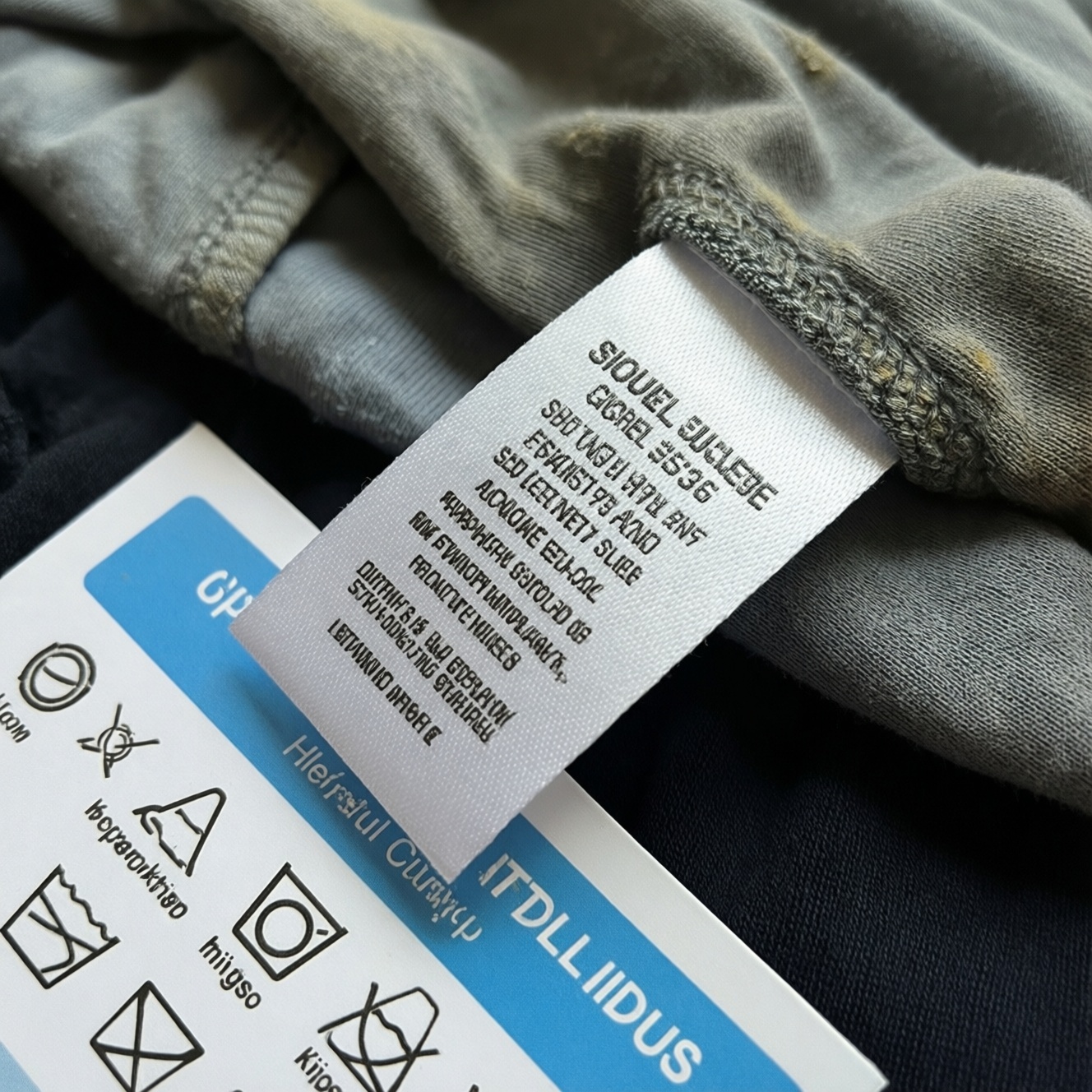 Шпаргалка по стирке: расшифровка значков на ярлыках и типовые ошибки